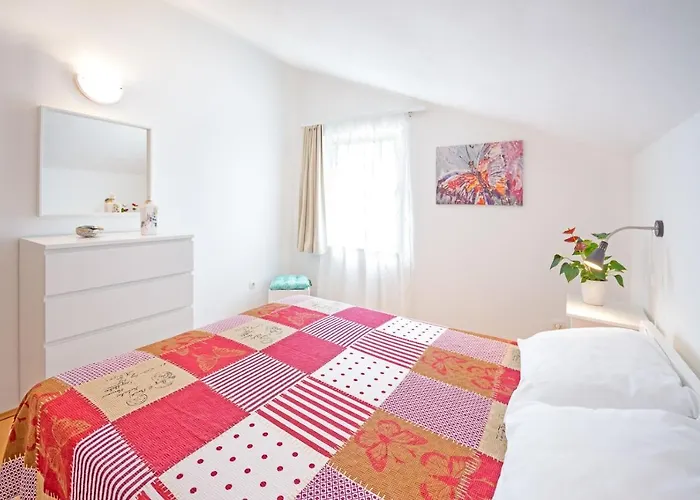 Apartment Apartments With Parking Space Njivice, Krk - 5427 *