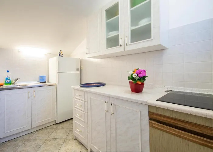 Apartments With Parking Space Njivice, Krk - 5427 Njivice