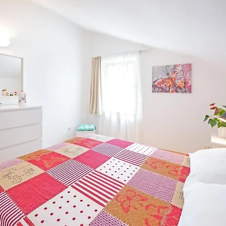 Apartment Apartments With Parking Space Njivice, Krk - 5427 *