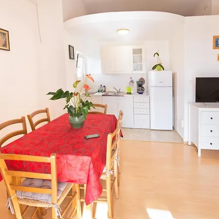 Apartments With Parking Space Njivice, Krk - 5427 Njivice
